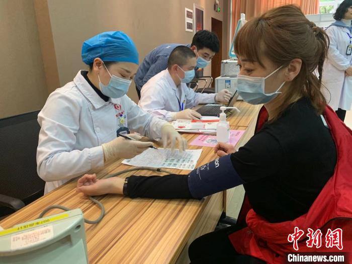 图为内蒙古援鄂医疗队员席宇红正在献血 武一力 摄