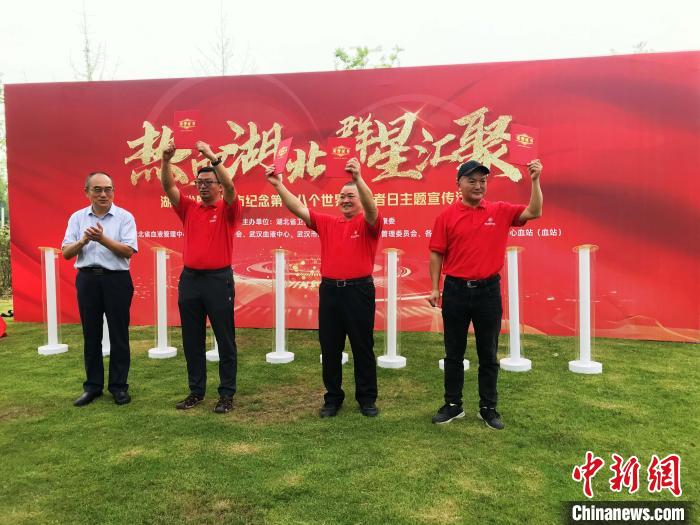 张定宇(左一)为3位无偿献血爱心人士颁发证书。 张芹 摄
