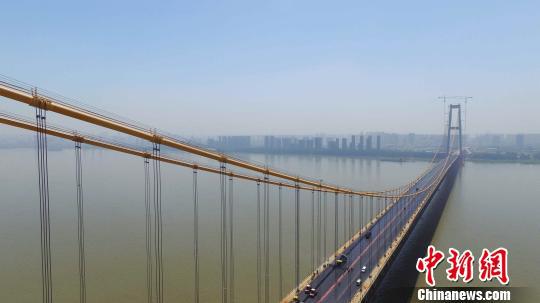 正在建设中的杨泗港长江大桥 郑子颜 摄