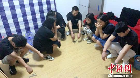 图为,抓捕现场 唐时杰 摄