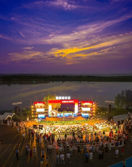 图/洪湖岸边“晚霞音乐会”中秋、国庆连办五天，公益露天盛宴点燃双节气氛。