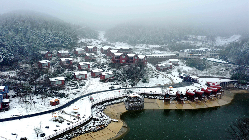 4月15日，地处鄂西北山区的湖北省襄阳市保康县高海拔地区出现“四月飞雪”的罕见天气。 新华网发 杨韬摄