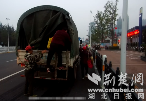 改装货车|改装货车还搭载30多人 襄阳男子被罚1000元记6分