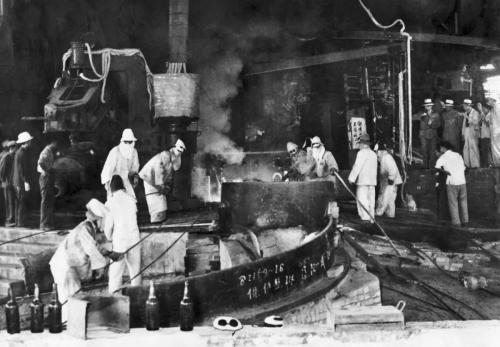 1958年9月13日,武钢一号高炉炼出了第一炉铁水。 长江日报记者郭雷震 摄