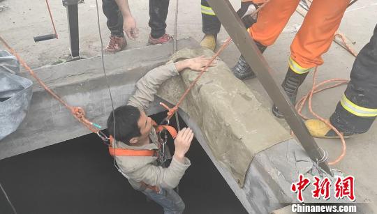 救援人员将被困人员全部救出 张磊 摄