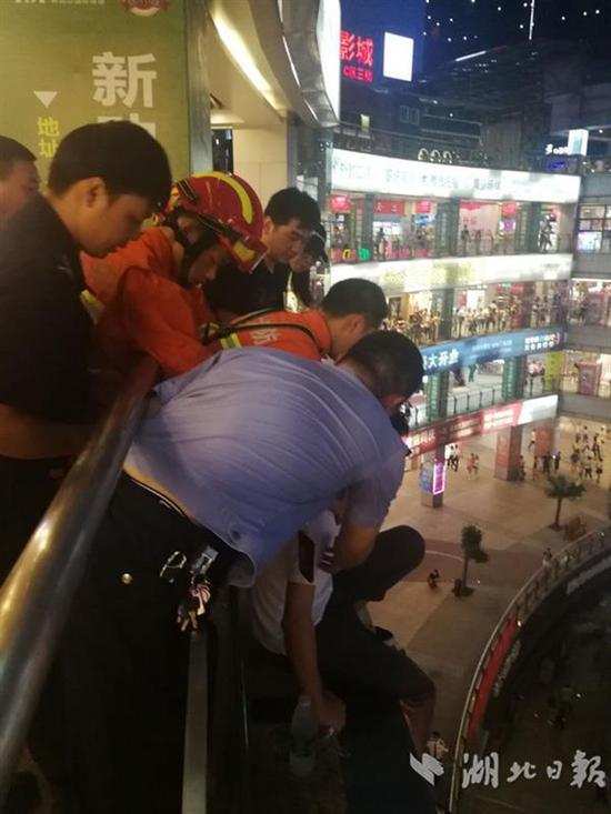 千钧一发之际,8只手齐发力救下轻生男。(视界网 李雨生 闻期骏 摄)