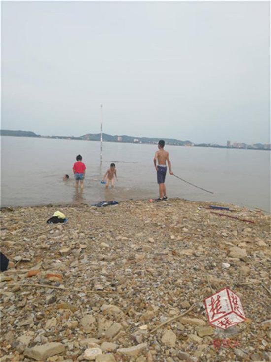 丁金芳带着小朋友在江边玩，发到亲人群的照片