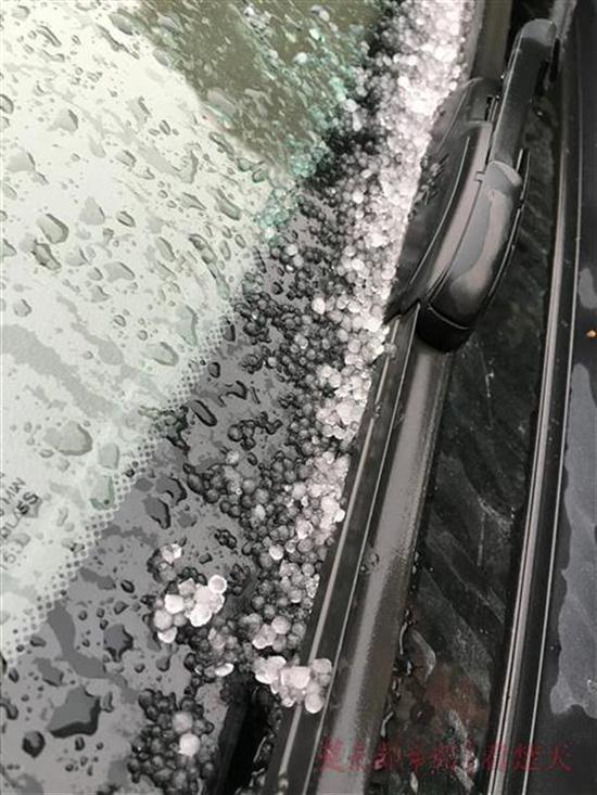有網(wǎng)友調(diào)侃說：“武漢周末沒下雪，攢到周一成冰雹了。”