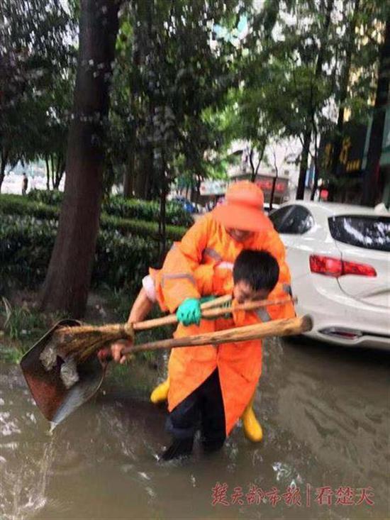 2016年，罗先平涉水背同事到安全地段