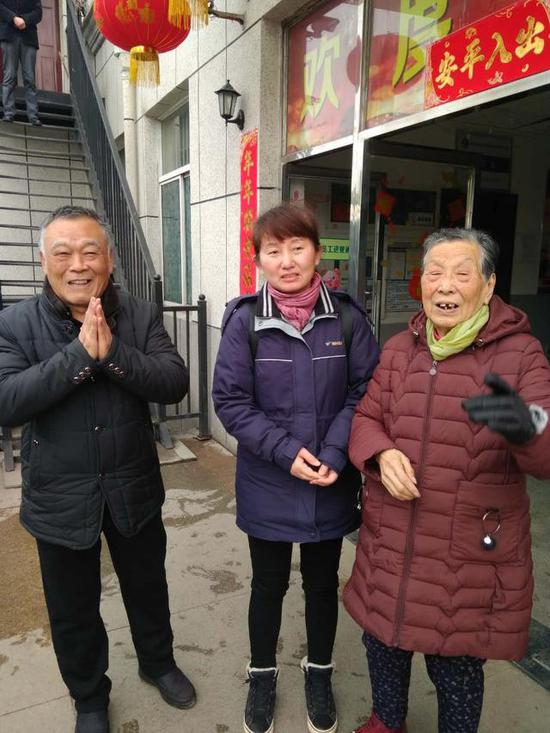 余先生赶到武汉火车站公交118路调度室领走母亲,不停感激公交118路司机雷燕(中) 通讯员赖昌