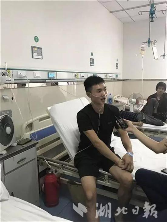▲尹文杰向记者还原事发经过