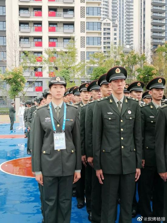 袁心玥站在第一排。 央视记者杨岭微博 图