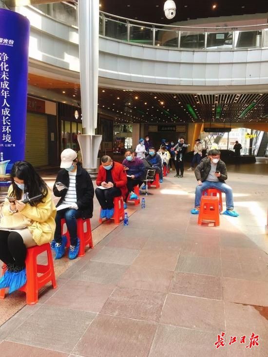 市民有序等待献血。通讯员朱珍珍 摄