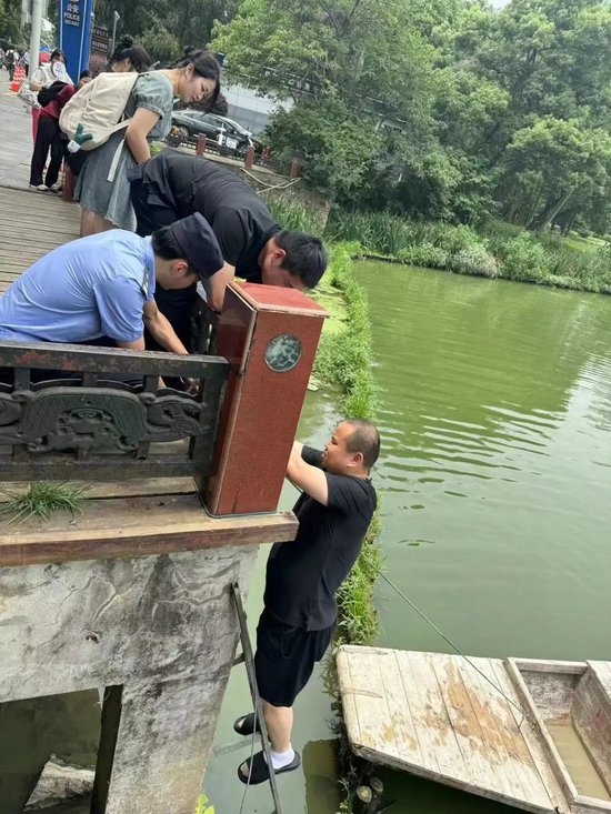 ■ 东湖民警在景区为游客捞手机