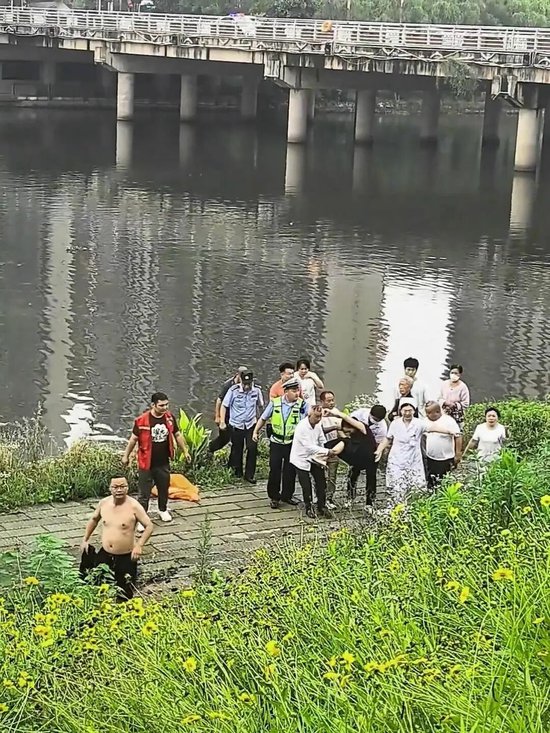 前景未穿上衣者为救人英雄郑锋。（现场视频截图）
