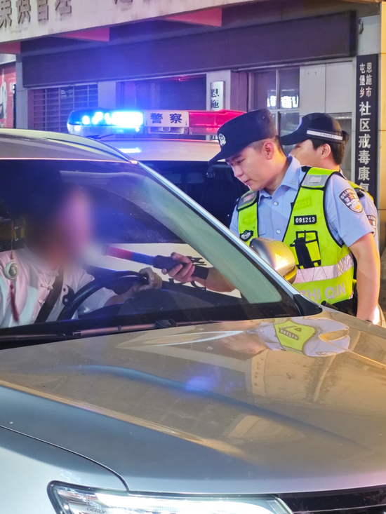 ▲恩施市公安局屯堡派出所民警开展道路交通安全检查