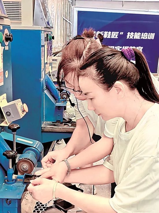 “阳新鞋匠”技能培训现场。阳新县委宣传部供图