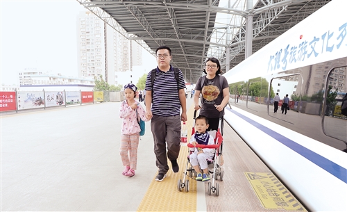 旅客乘坐昆楚大铁路首次列车抵达大理。经过5年多的建设,昆(明)楚(雄)大(理)铁路于7月1日正式开通运营,云南昆明与大理实现动车直达,以大理为中心的滇西地区正式接入全国高铁网。 谢子艺摄(新华社发)