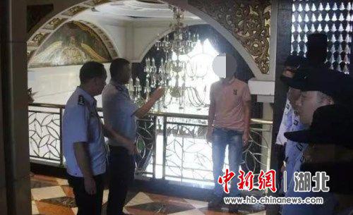 警方查繳現(xiàn)場(chǎng)