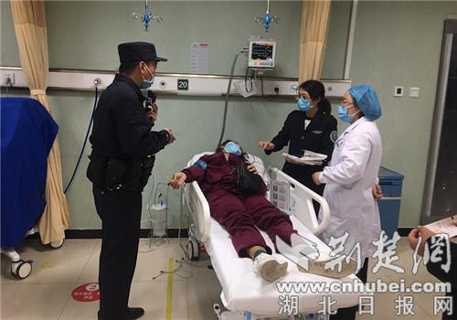 民警将女士送往医院。通讯员供图