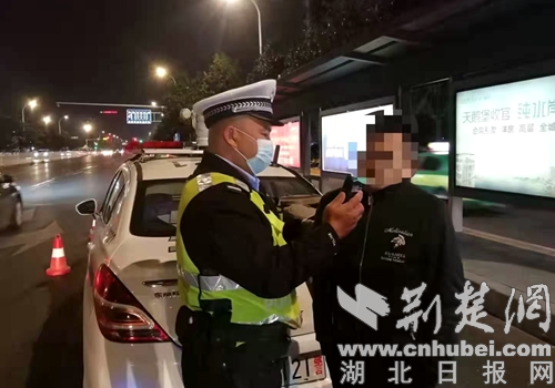 民警对该男子进行呼气式酒精测试仪检测。通讯员供图