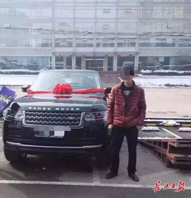 余先生刚提车时合影留念。(武汉市中级人民法院提供)