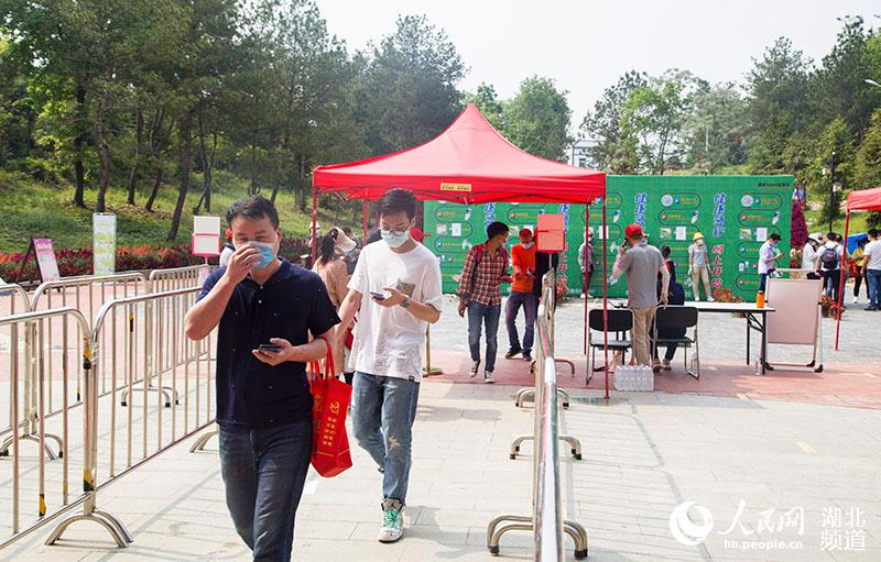武汉黄陂木兰花乡景区游客正在接受测温和健康码检查。(李正洲 摄)