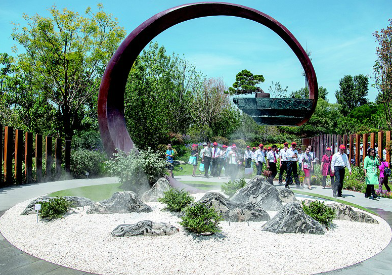 图为:7月4日,来宾和游客参观湖北园“楚山问道”景观区。(湖北日报全媒记者 魏铼 摄)