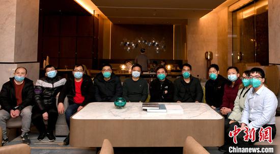 图为1月31日，值守在金银潭医院重症医学科的医护团队。中新社记者 安源 摄