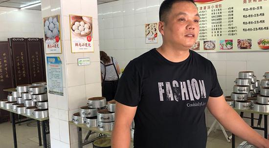 店主劉先生準備開門營業(yè)