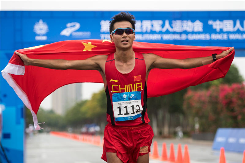 田径项目男子50公里竞走，中国选手王钦夺得冠军。