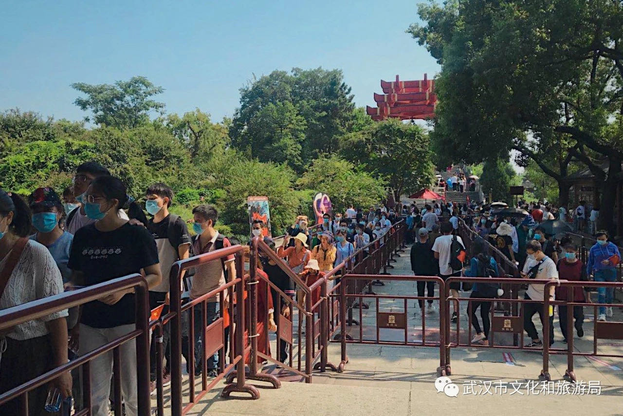 假期,武汉文旅市场受到热捧,图为黄鹤楼公园里游客有序排队登楼游览。 来源:武汉市文化和旅游局
