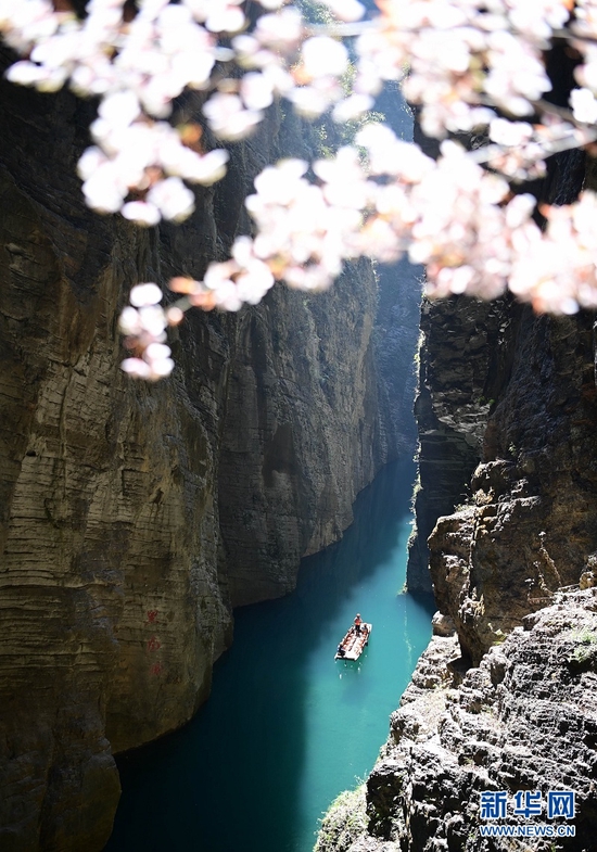 图为游人在湖北省鹤峰县屏山峡谷游玩。