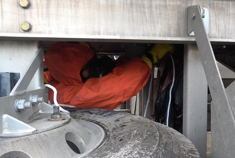 沪渝高速公路一危化品槽罐车泄漏，湖北黄冈多部门联合排险。 黄冈市消防救援支队 供图