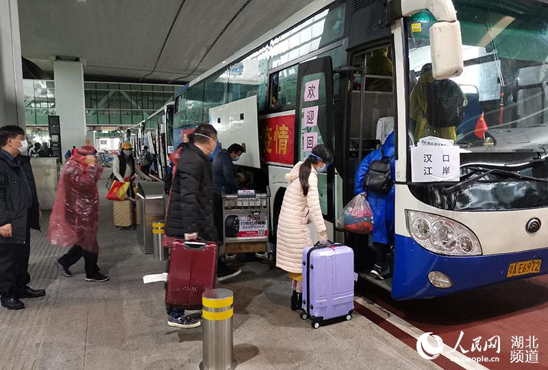 滞留三亚的湖北游客包机回到武汉。（戴宗东 摄）