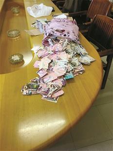 孝感警方荡涤城区“小卡片” 摧毁两卖淫团伙抓33人(图2) 图为:查获的小卡片