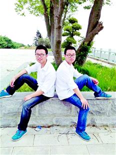 图为:哥哥李龙辉和弟弟李龙祥