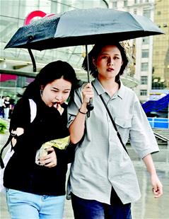 图为:气温下跌10℃,有市民穿起了长袖