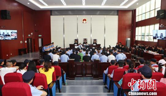 钟祥市人民法院对19名被告人一审公开宣判庭审现场　简泷　摄