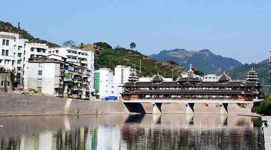 宣恩县,隶属恩施土家族苗族自治州,享有中国贡品之乡、中国白柚之乡等美誉。