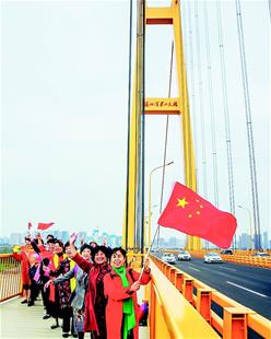 图为:杨泗港大桥为上下两层公路桥,上层两侧有人行通道。图为市民们上桥观景游玩。(湖北日报全媒记者 梅涛通讯员 张静 摄)
