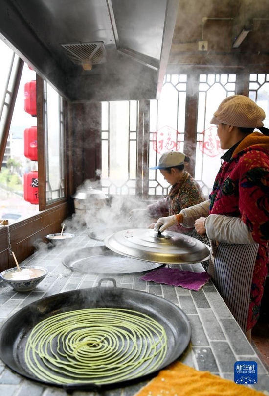 　　2月10日，宣恩县兴隆老街上的居民在制作土家传统美食“绿豆皮”。 新华社发（陈绪开摄）