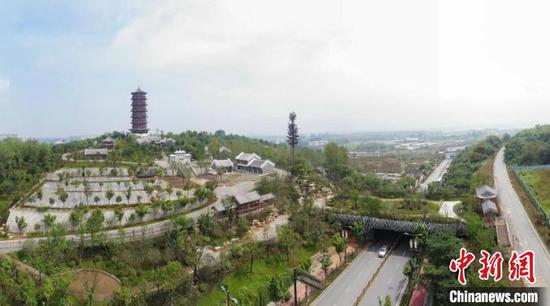 该天桥连接岘首山景区和习家池景区,方便游客游玩 杨东 摄
