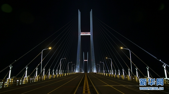  夜色下的赤壁长江公路大桥。新华网发