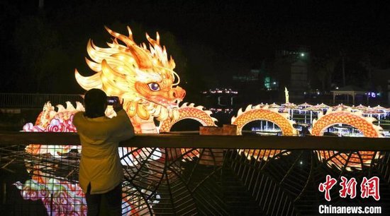 市民在武汉欢乐谷赏灯游玩。张畅 摄