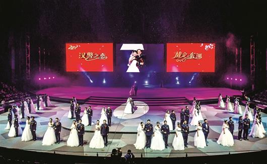 图为昨日,武汉市公安民警集体婚礼在东湖之滨举行,38对新人同时喜结良缘 楚天都市报记者萧颢摄