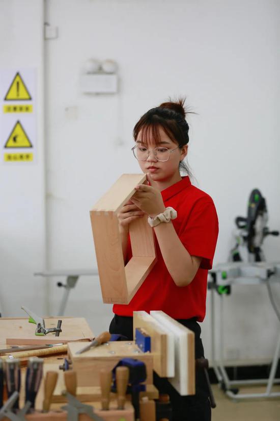 木匠|00后女生竞逐世界木匠冠军 白岩松：遵从爱好未来可期