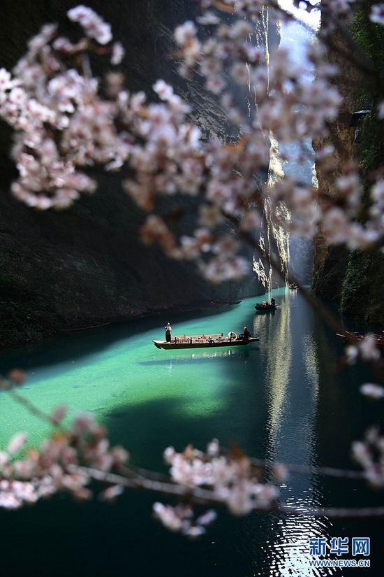 图为游人在湖北省鹤峰县屏山峡谷游玩。