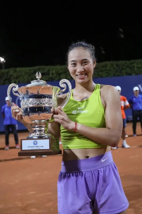 郑钦文举起冠军奖杯。图片来源：WTA官微