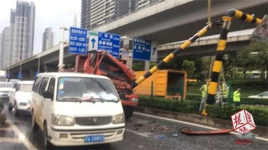 该工作人员表示,欢乐大道高架严禁货车通行,目前他们已把货车司机带回调查